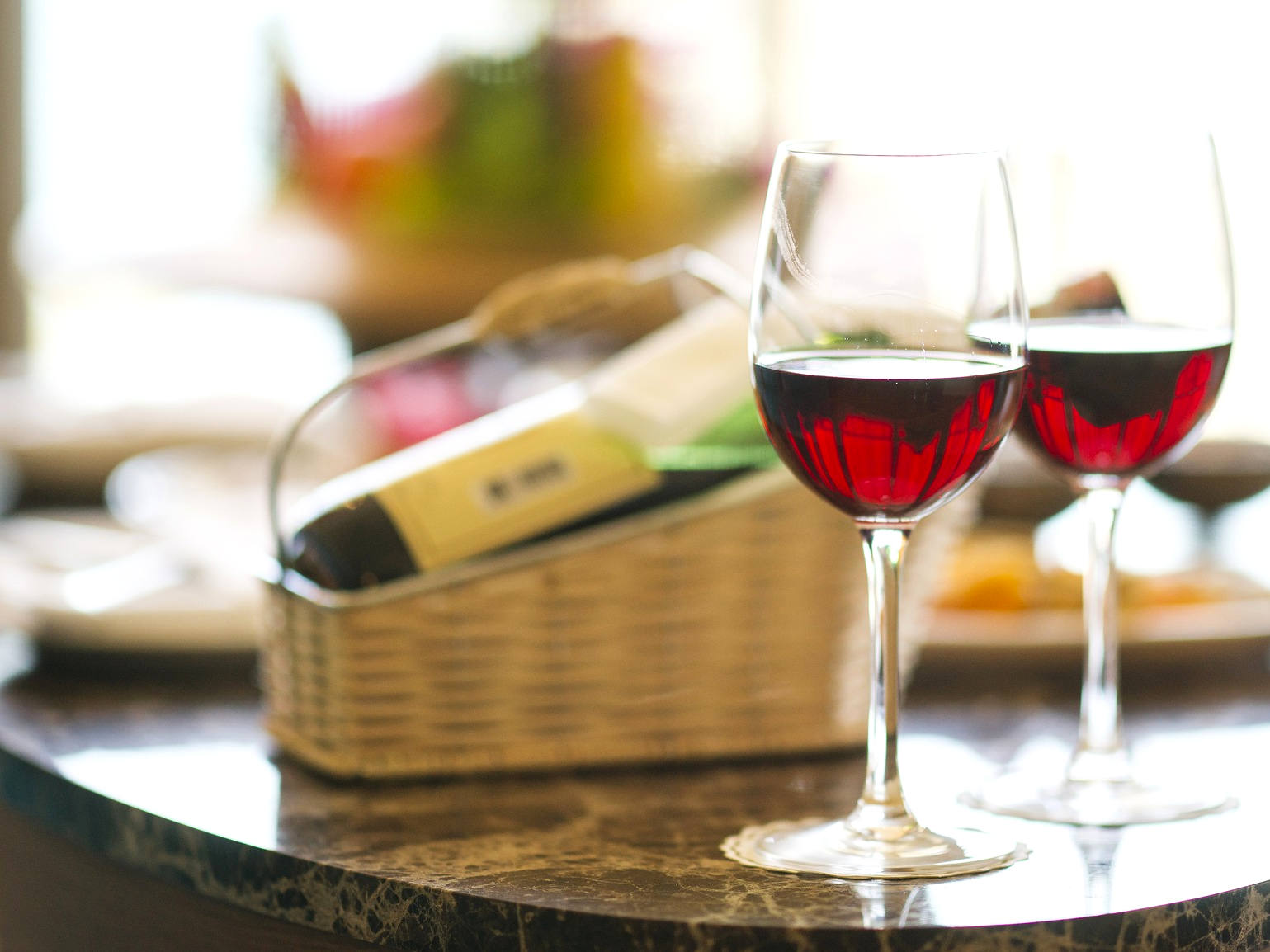 Bicchiere di vino e grappoli d'uva
